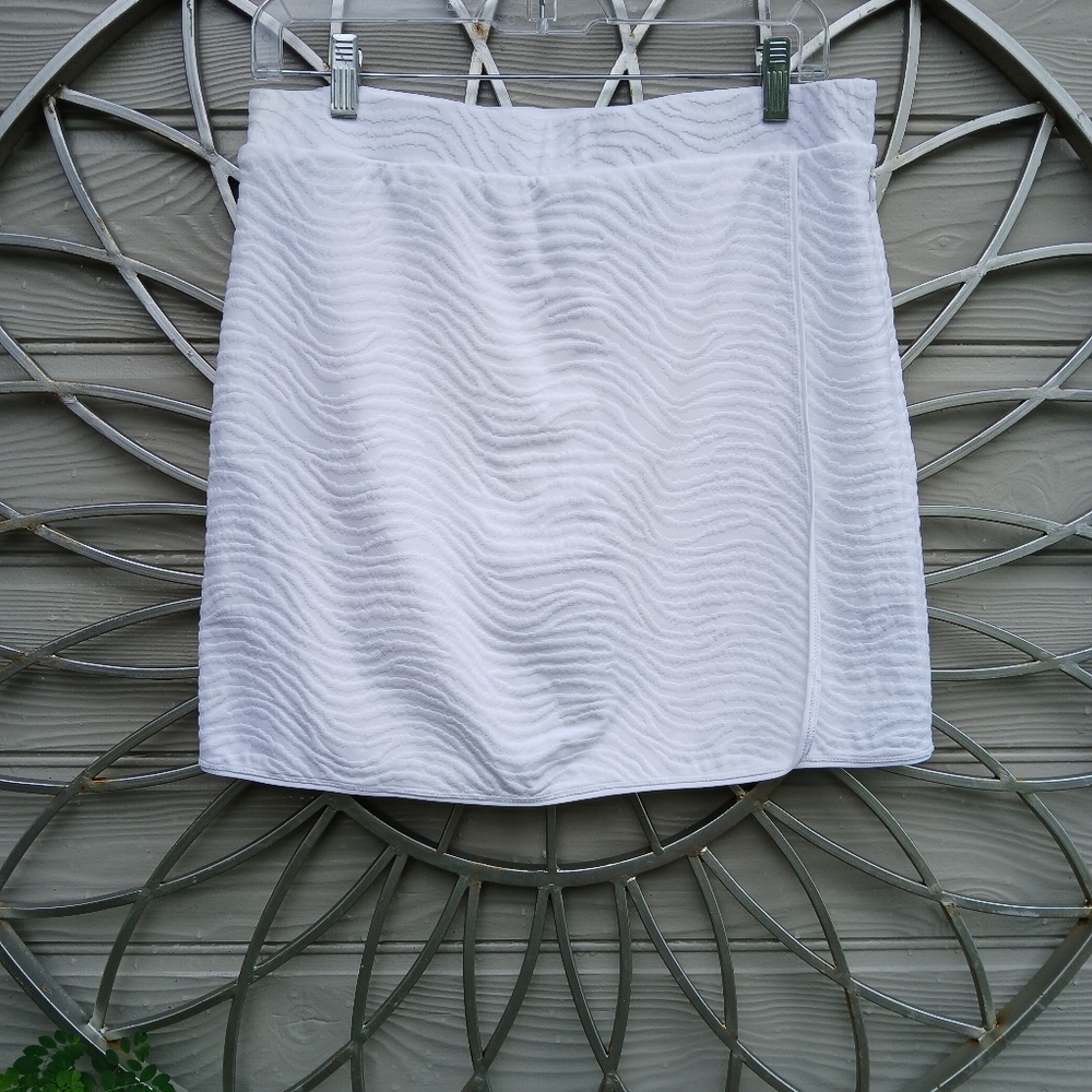 J.Mc Laughlin White Textured  Skort